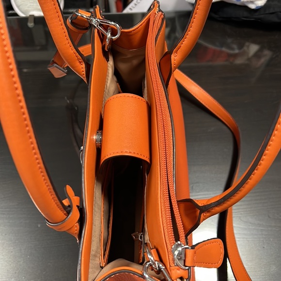 NEW WITH OUT TAGS GUESS LEERA SATCHEL IN ORANGE - Picture 5 of 10